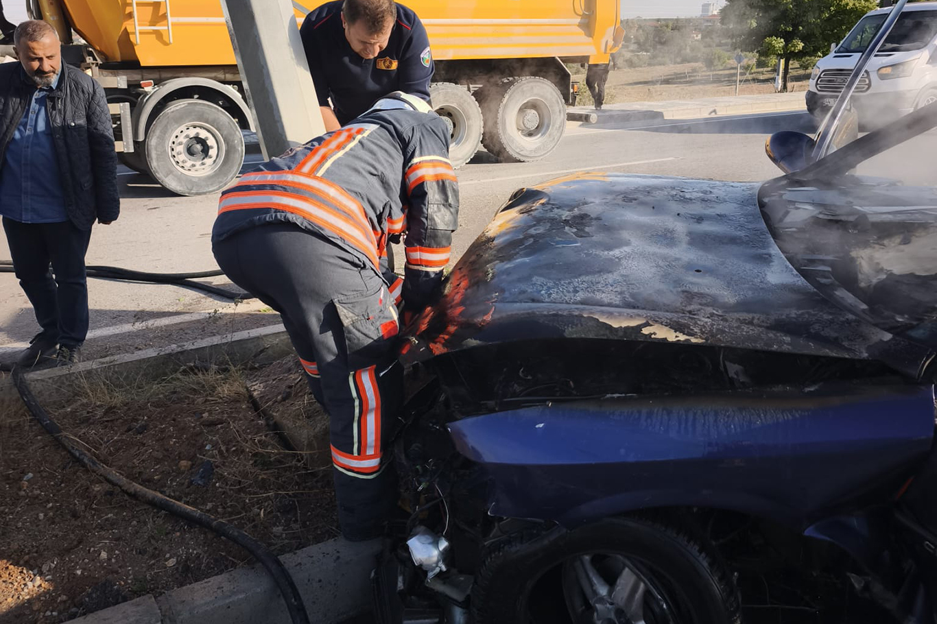 Aydınlatma direğine çarpan otomobil alev aldı