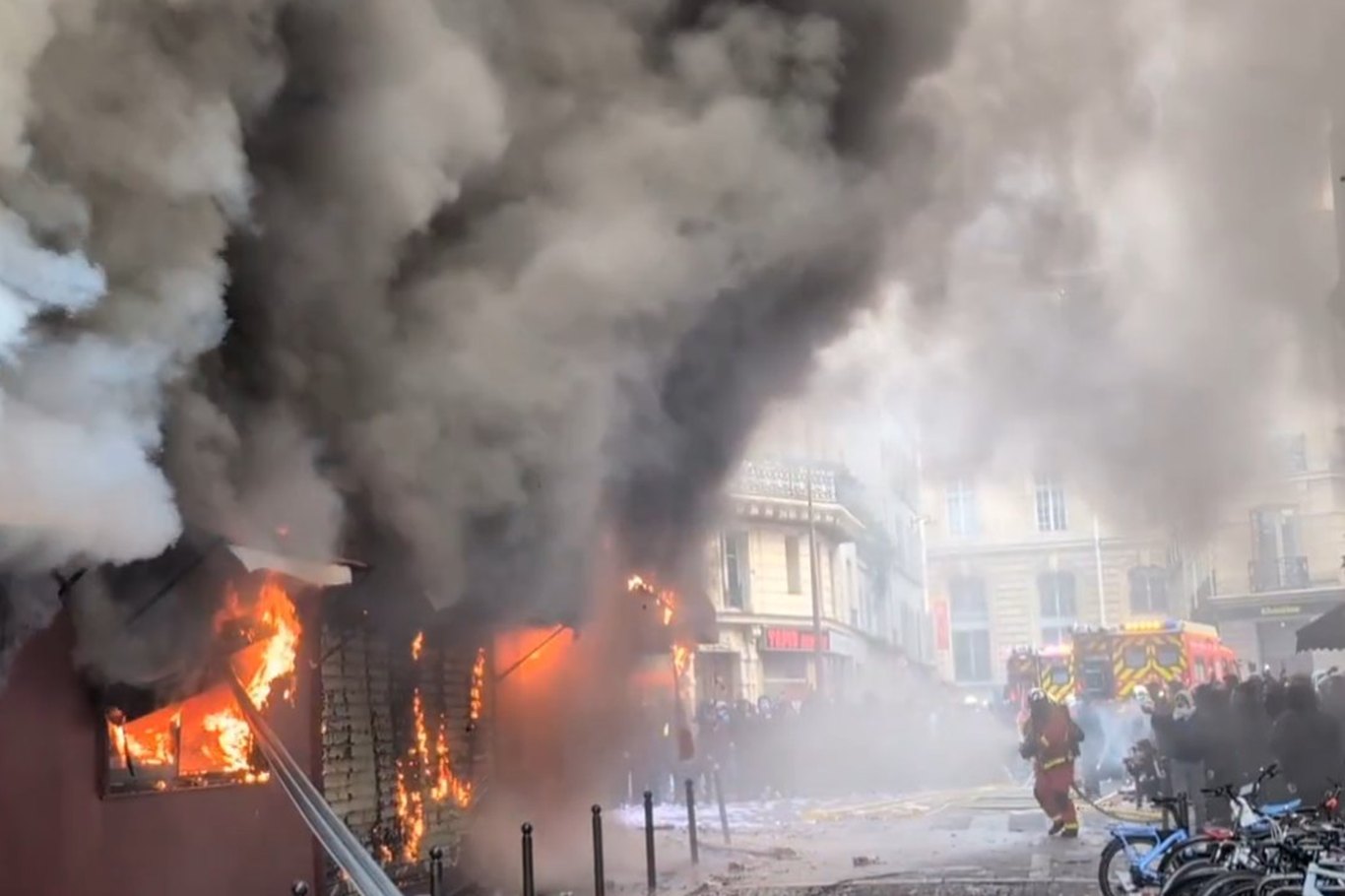 Paris'te yarın yapılmasın planlanan öğrenci protestosu yasaklandı