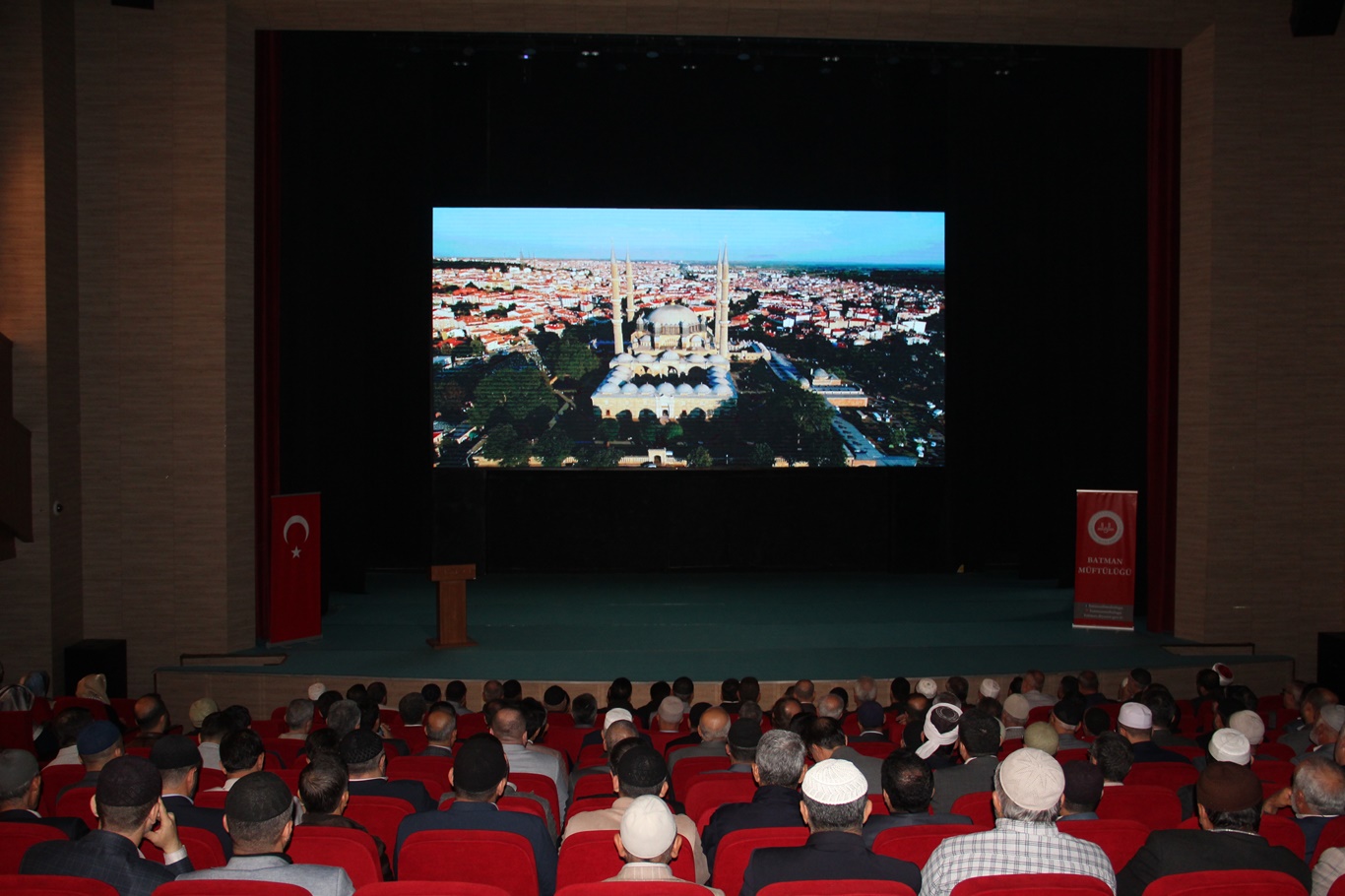 Diyanet İşleri Başkan Yardımcısı Hazırlar: "Camiler İslam Beldelerinin Bağımsızlık Sembolüdür"
