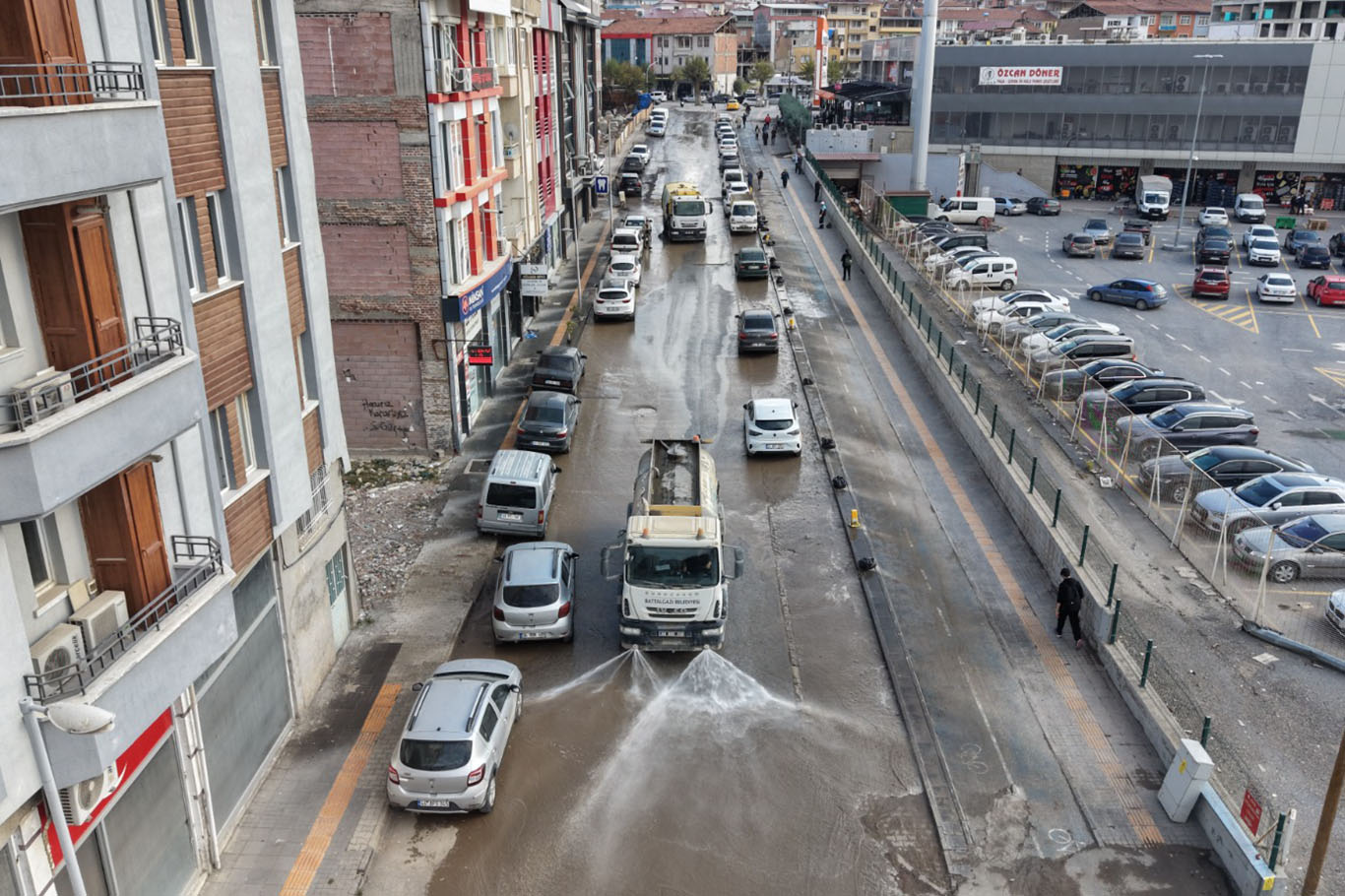 Battalgazi Belediyesi konteynerlerin kaldırıldığı alanlarda temizliği sürdürüyor