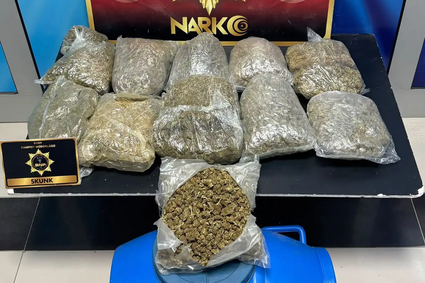 Siirt’te iki araçta 5 kilo 700 gram skunk ele geçirildi