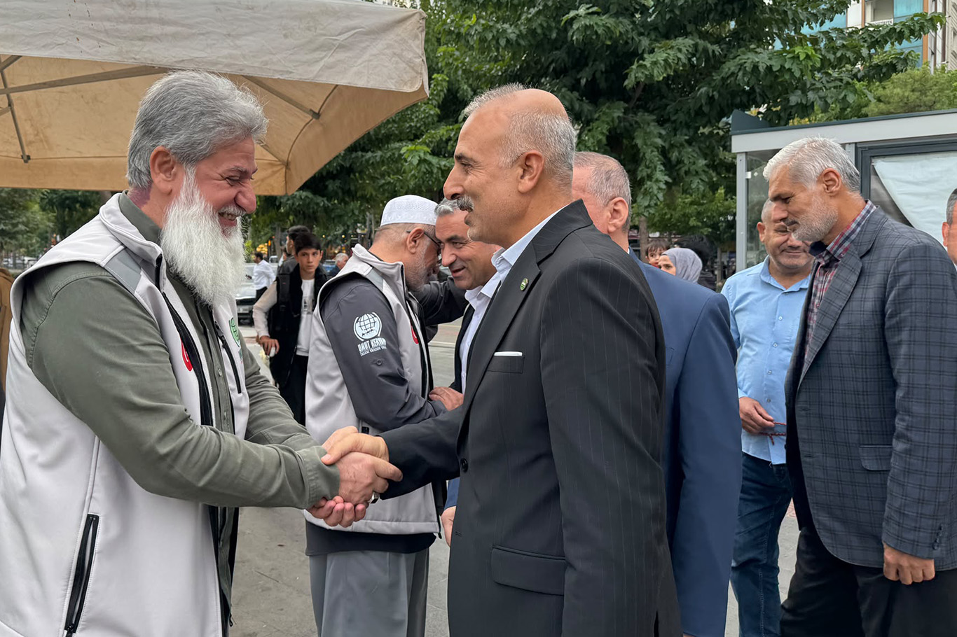 HÜDA PAR İl Başkanı Doğru, Umut Kervanının yardım kermesini ziyaret etti