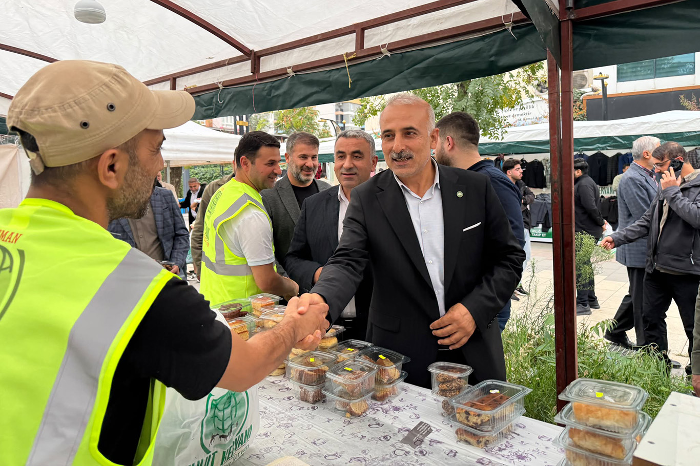 HÜDA PAR İl Başkanı Doğru, Umut Kervanının yardım kermesini ziyaret etti