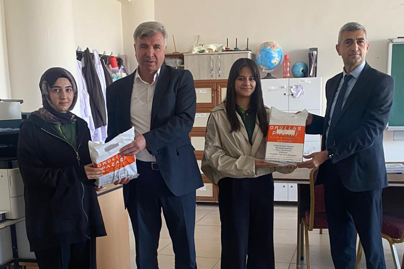 Kayapınar Belediye Başkanı Özhan'dan üniversiteye hazırlanan öğrencilere kitap desteği