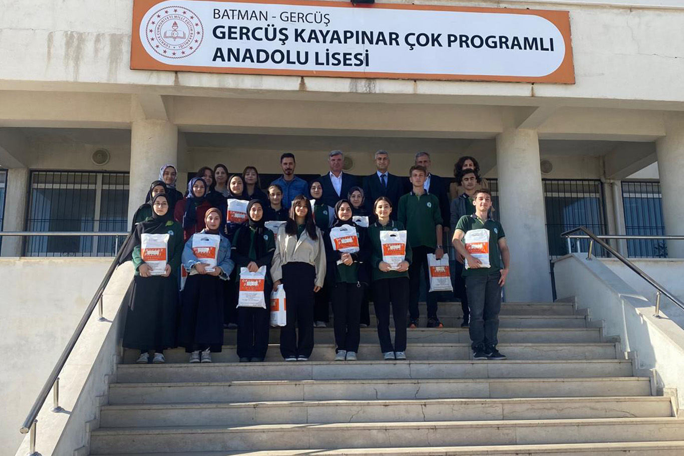 Kayapınar Belediye Başkanı Özhan'dan üniversiteye hazırlanan öğrencilere kitap desteği