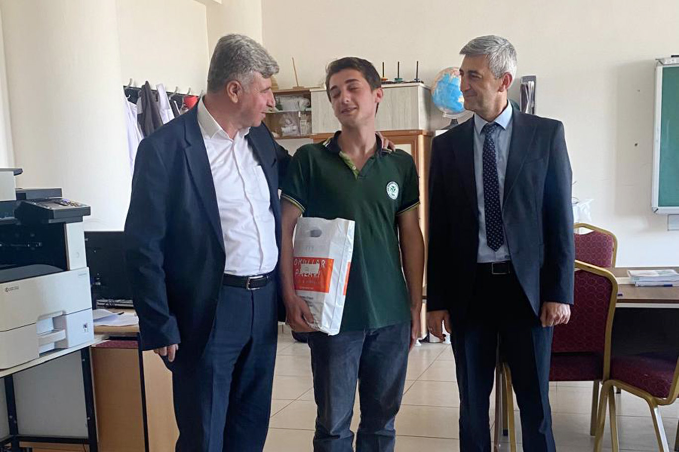 Kayapınar Belediye Başkanı Özhan'dan üniversiteye hazırlanan öğrencilere kitap desteği