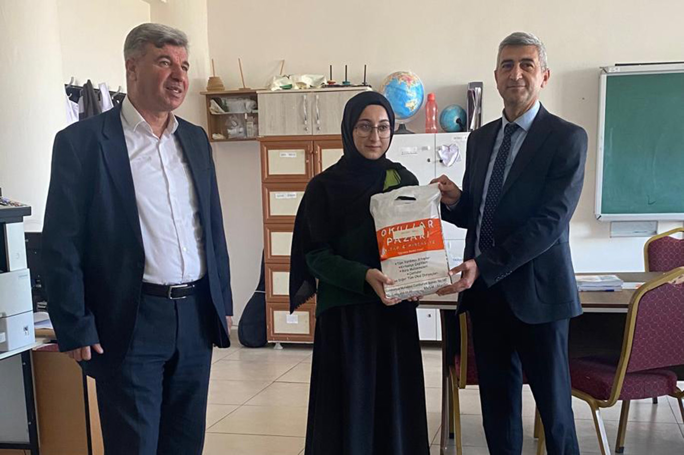 Kayapınar Belediye Başkanı Özhan'dan üniversiteye hazırlanan öğrencilere kitap desteği