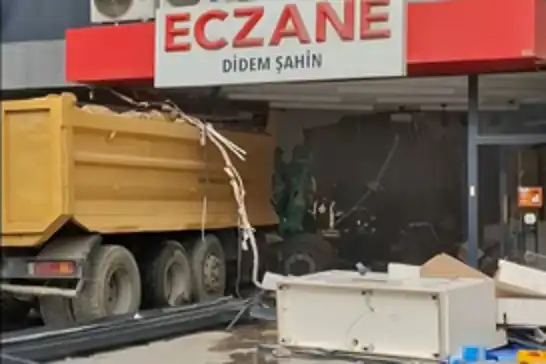 İstanbul'da kamyon eczaneye daldı: 7 kişi yaralandı