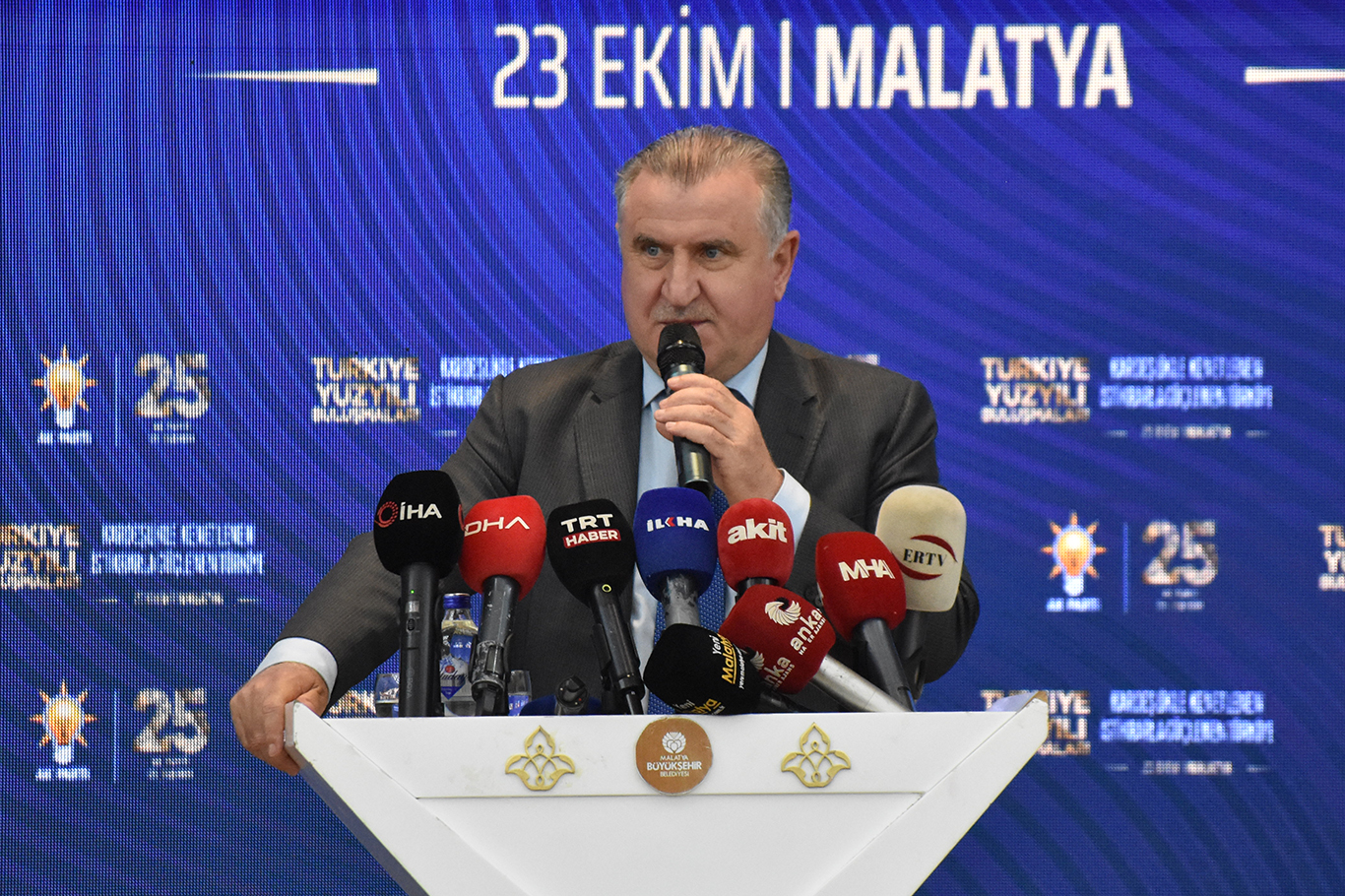 Gençlik ve Spor Bakanı Osman Aşkın Bak