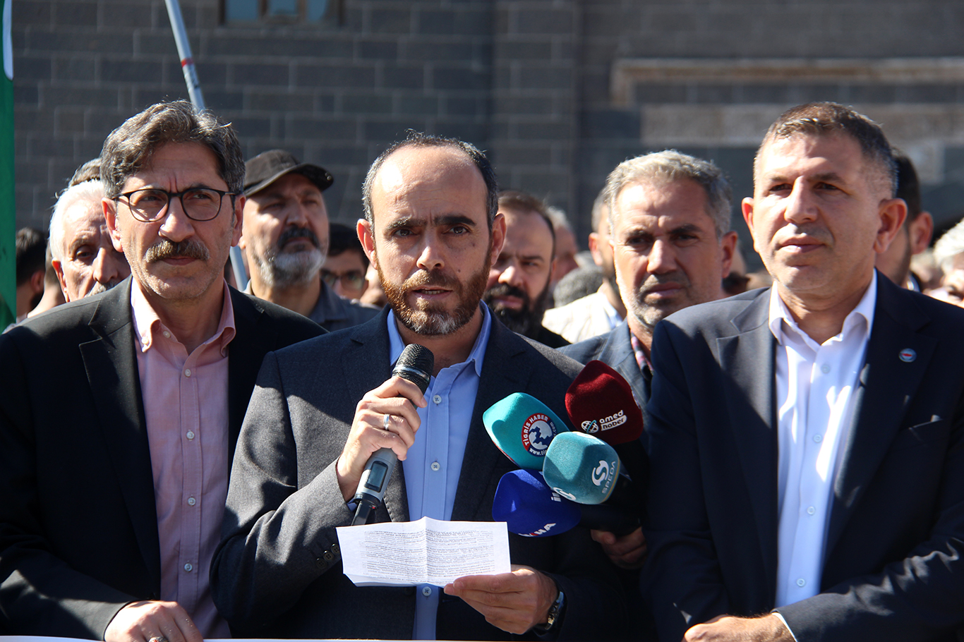 Diyarbakır'da Azerbaycan'daki başörtüsü yasağına tepki
