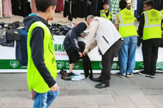 Umut Kervanı, ihtiyaç sahibi çocuğun yüzünü güldürdü