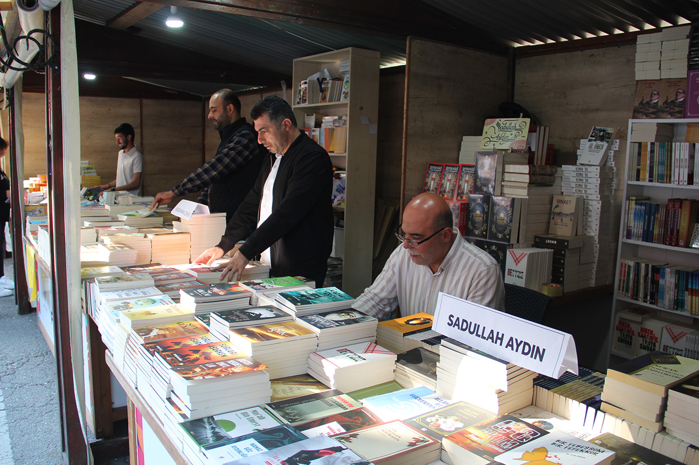 Yazarlar, sosyal medyanın gençleri okumaktan uzaklaştırdığına dikkat çekti