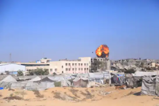 الاحتلال يواصل خرق وقف إطلاق النار في غزة ويستهدف منازل المدنيين بالقصف المدفعي
