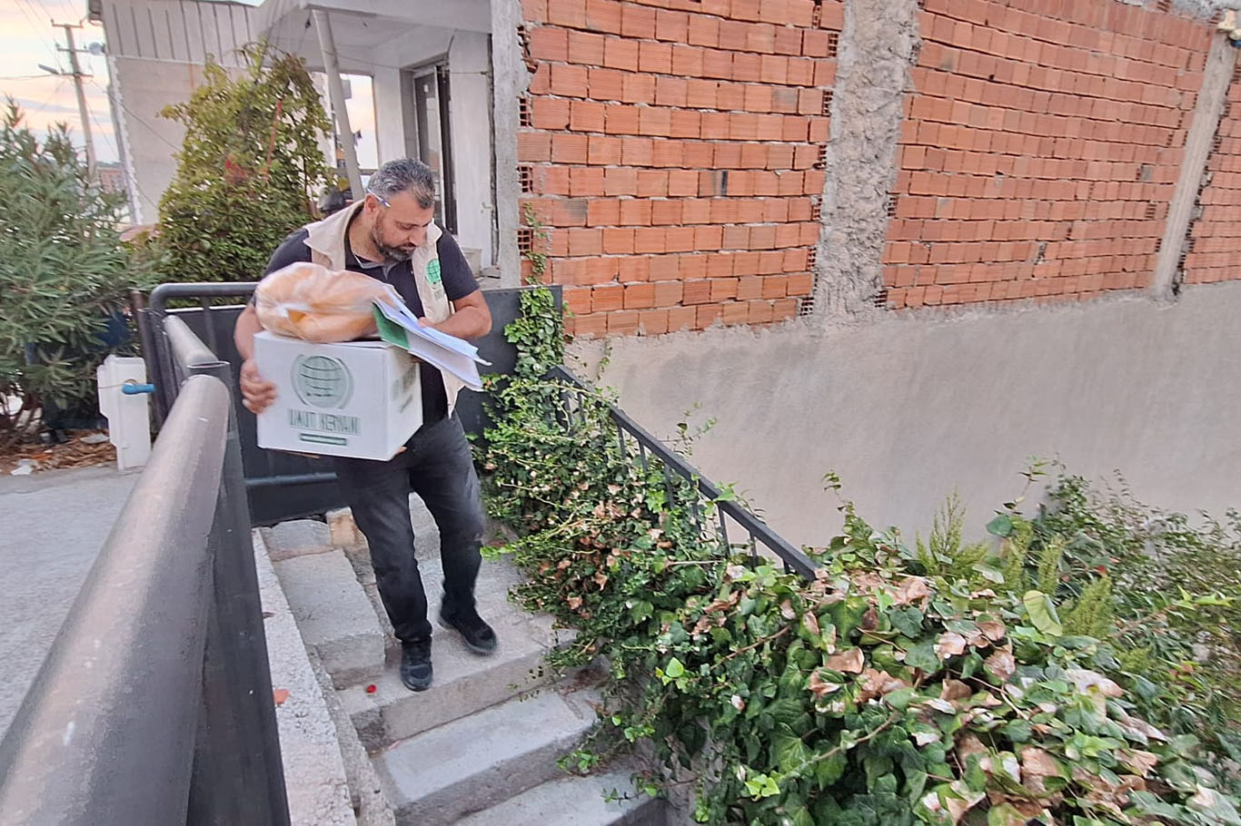 İzmir Umut Kervanı’ndan ihtiyaç sahibi ailelere gıda yardımı