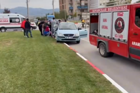 Elâzığ'da trafik kazası: Refüje çarpan araçtaki 2 kişi yaralandı