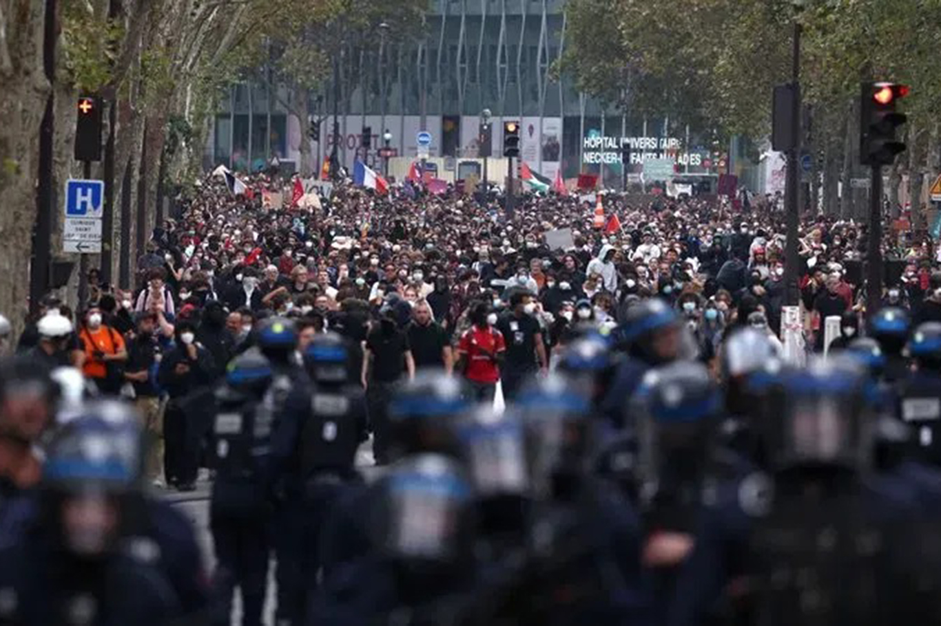 Fransa'da protestolar şiddetini artırıyor: En az bin kişi gözaltına alındı