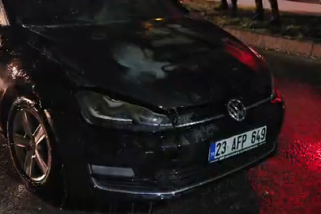 Batman'da alev alan otomobil kullanılamaz hale geldi