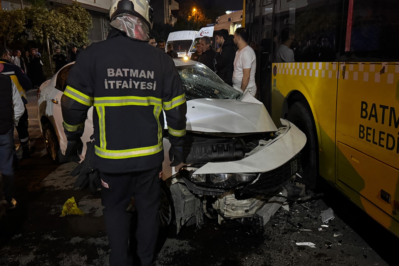 Batman'da otomobil belediye otobüsüne çarptı: 2 yaralı