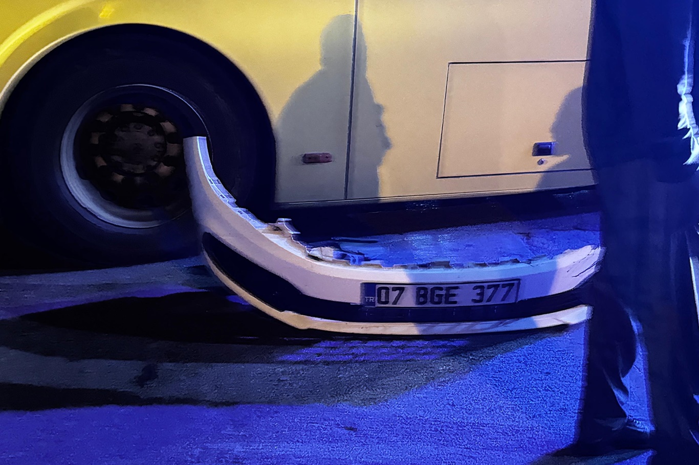Batman'da otomobil belediye otobüsüne çarptı: 2 yaralı