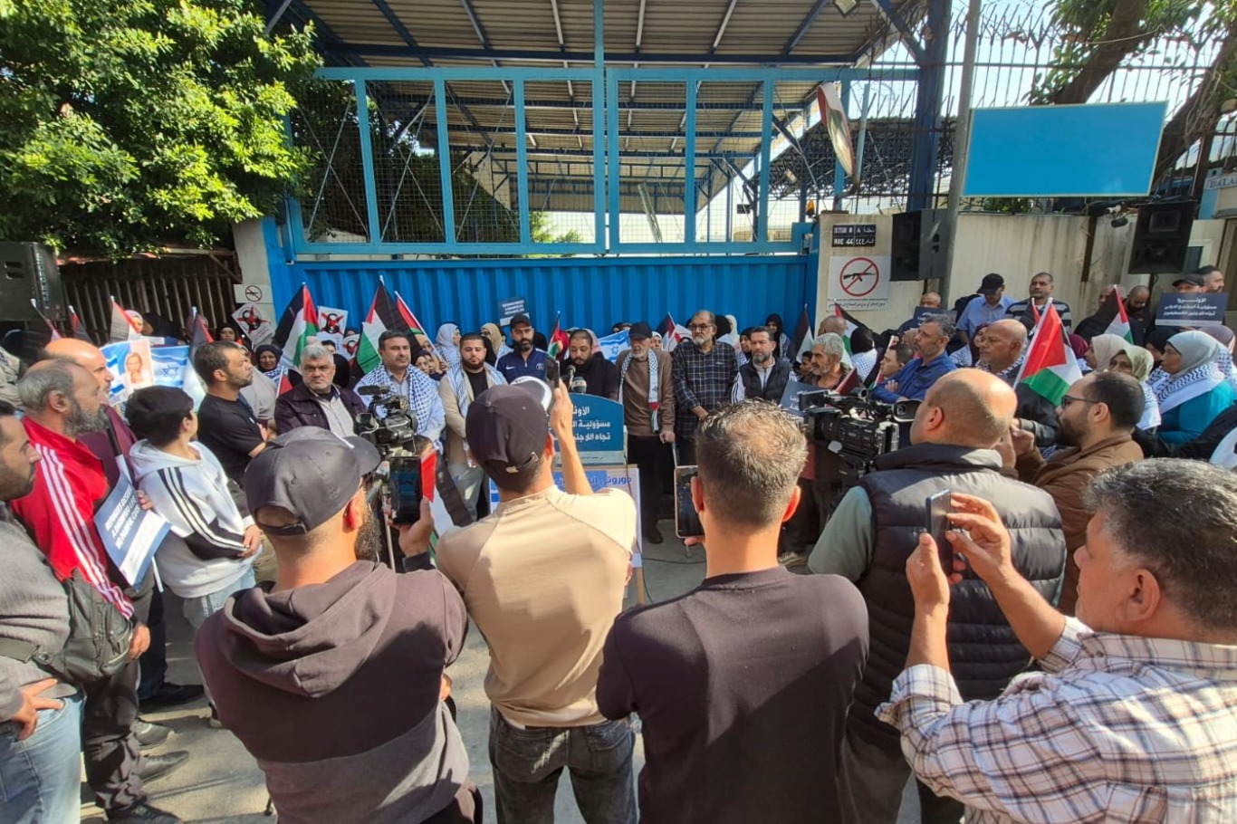 موظفو الأونروا في غزة يصعّدون احتجاجاتهم رفضًا للتسريح وتقليص الخدمات