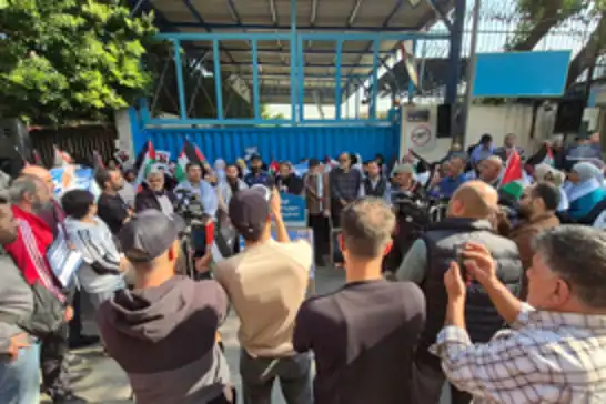 موظفو الأونروا في غزة يصعّدون احتجاجاتهم رفضًا للتسريح وتقليص الخدمات