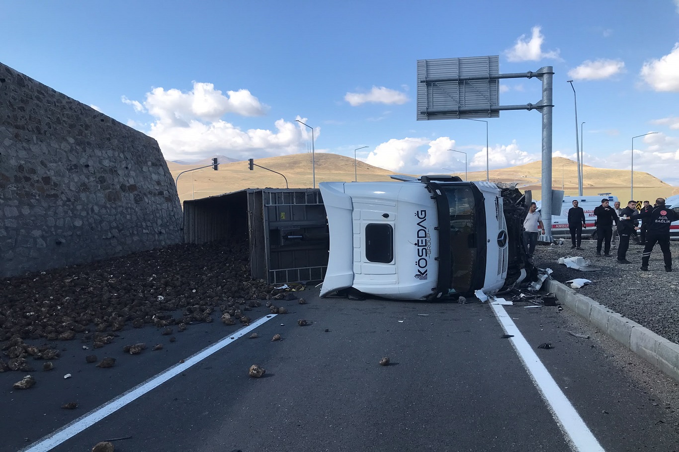 Ağrı'da tır ile otomobil çarpıştı, 4 kişi vefat etti
