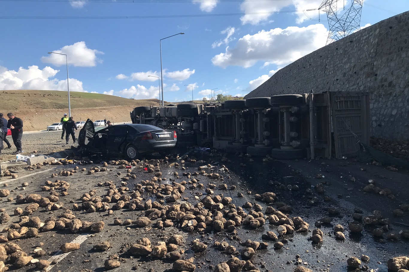 Ağrı'da tır ile otomobil çarpıştı, 4 kişi vefat etti