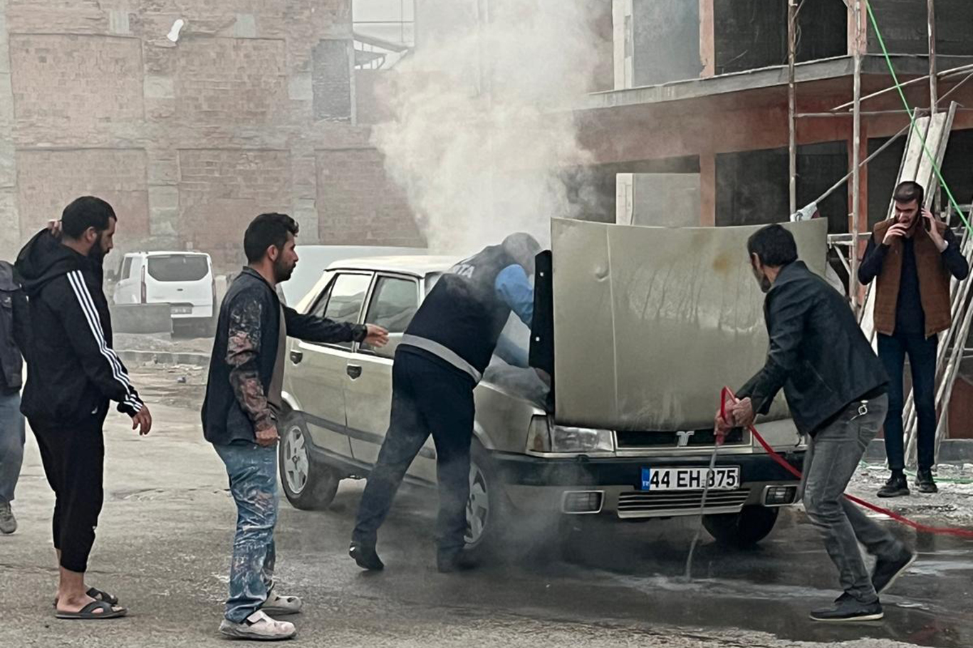 Malatya'da yanan araç zabıta ekiplerinin müdahalesiyle söndürüldü