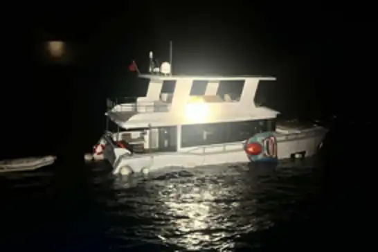 Çanakkale'de batma tehlikesi geçiren teknedeki 2 kişi kurtarıldı
