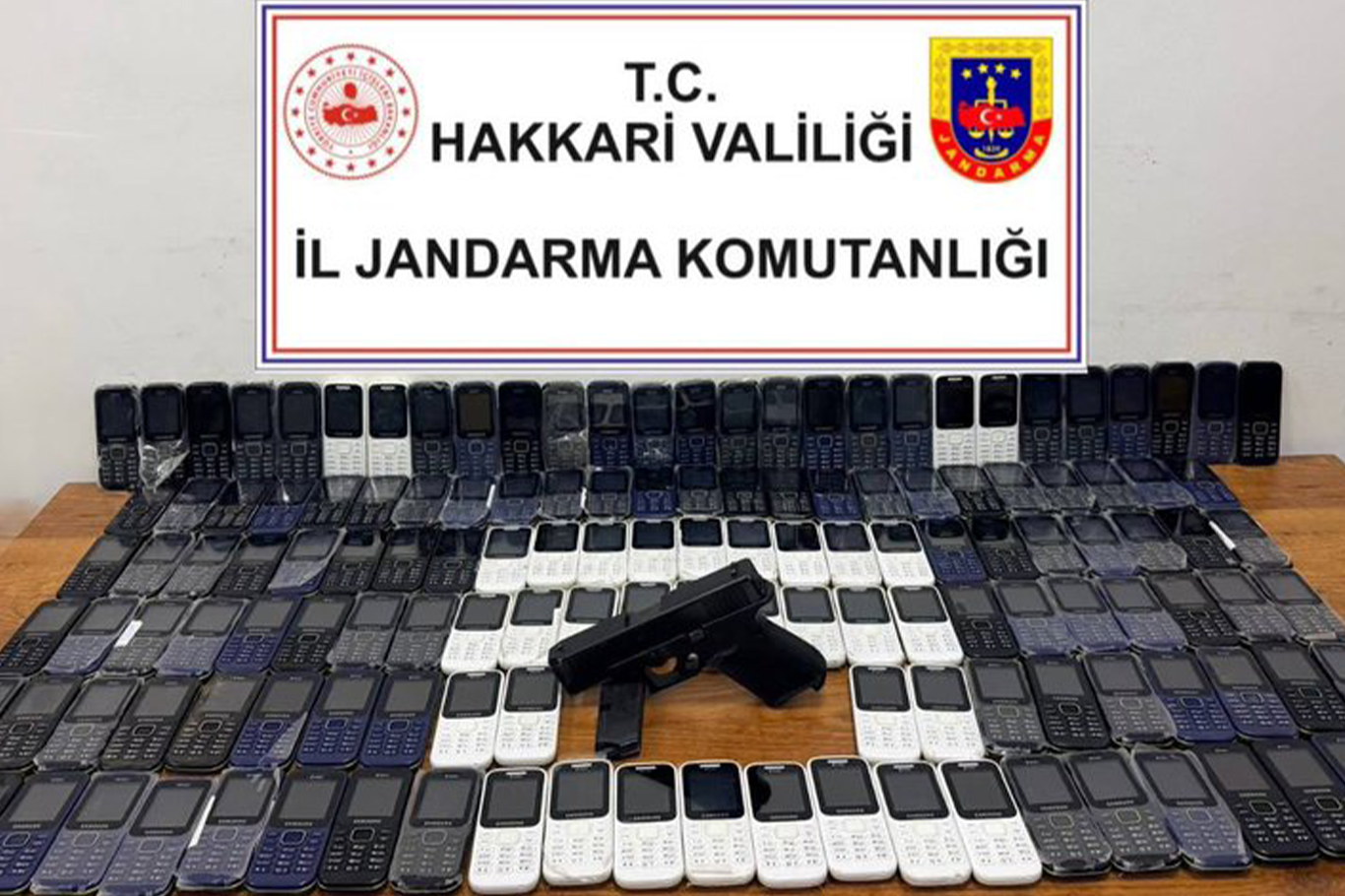 Hakkari’de 142 kaçak cep telefonu ele geçirildi