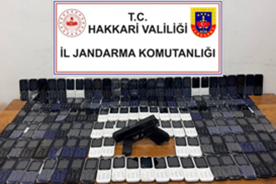 Hakkari’de 142 kaçak cep telefonu ele geçirildi