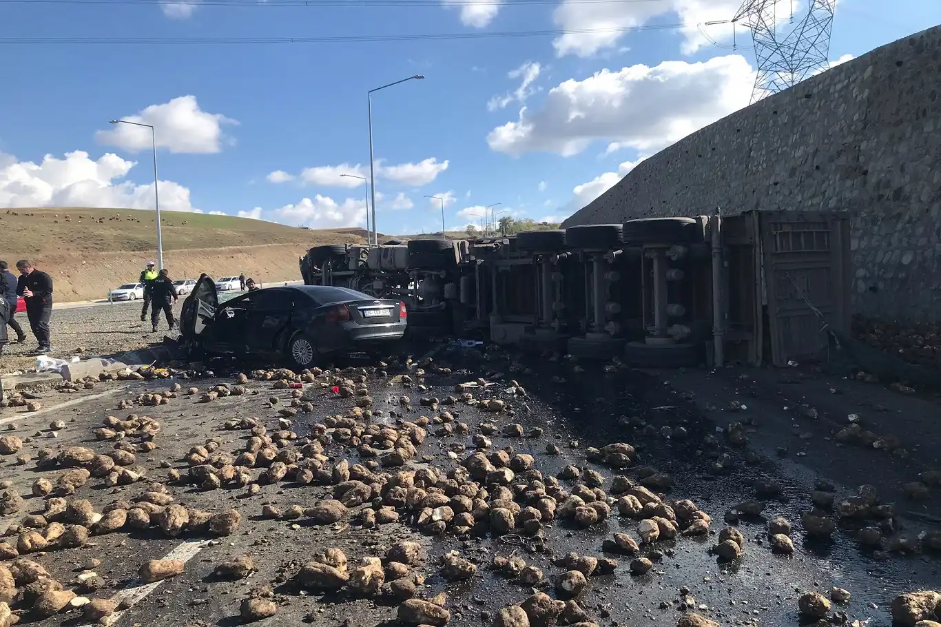 Li Agiriyê qamyonek û wesayîtekî li hev qelibîn: 5 kes mirin