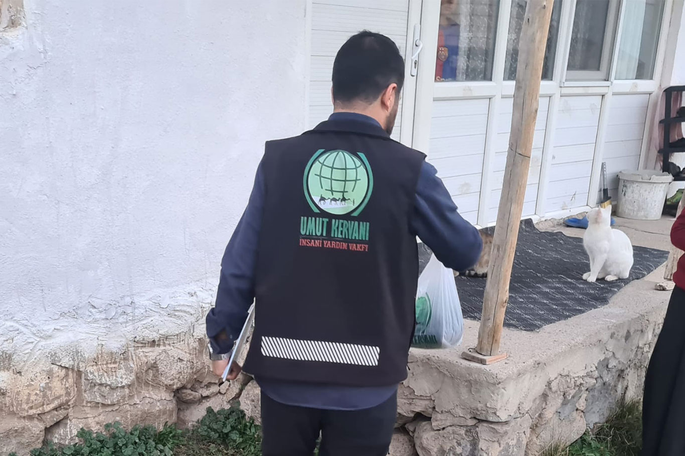 Umut Kervanı’ndan Muradiye’de kırmızı et yardımı!