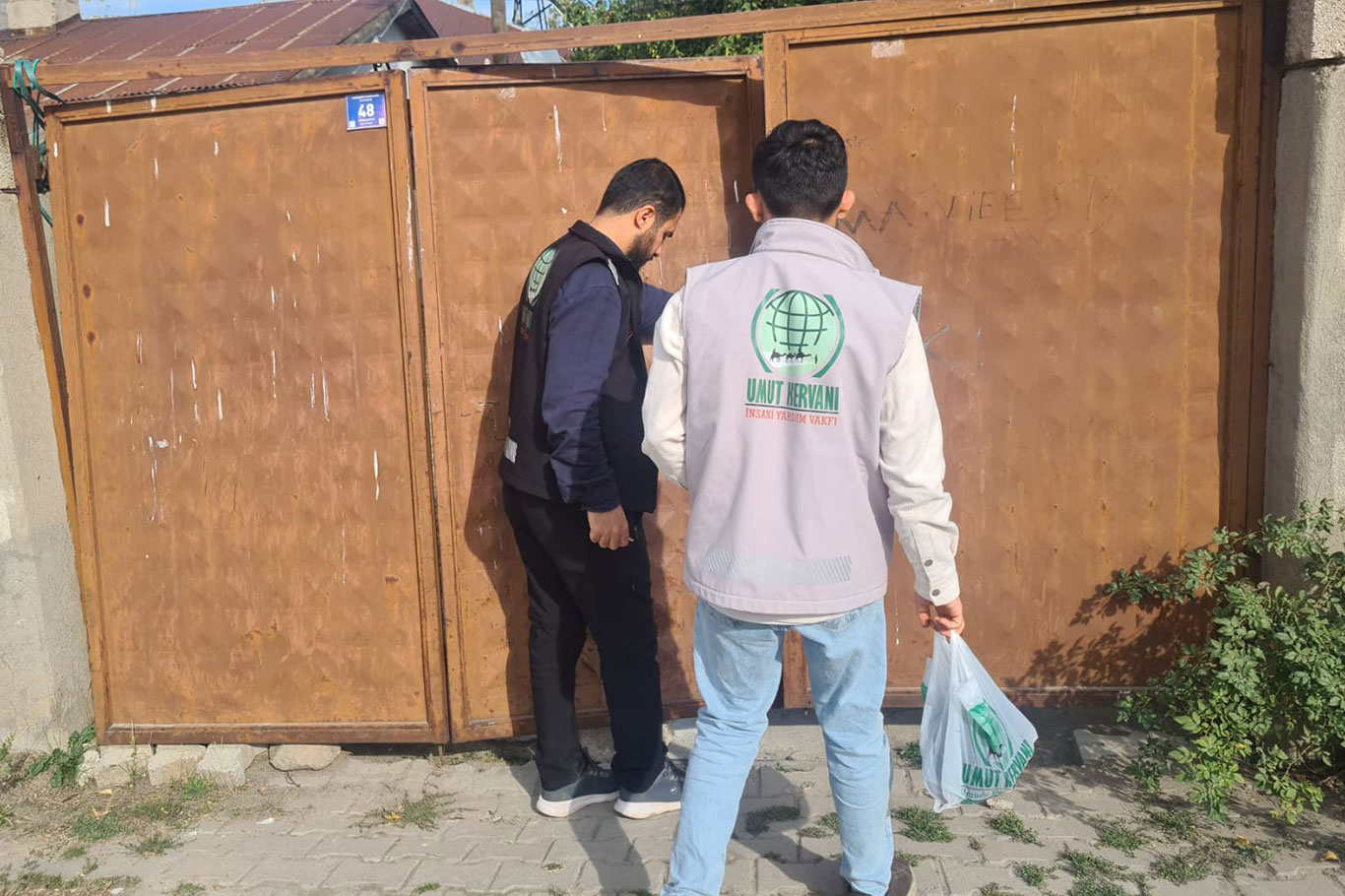Umut Kervanı’ndan Muradiye’de kırmızı et yardımı!