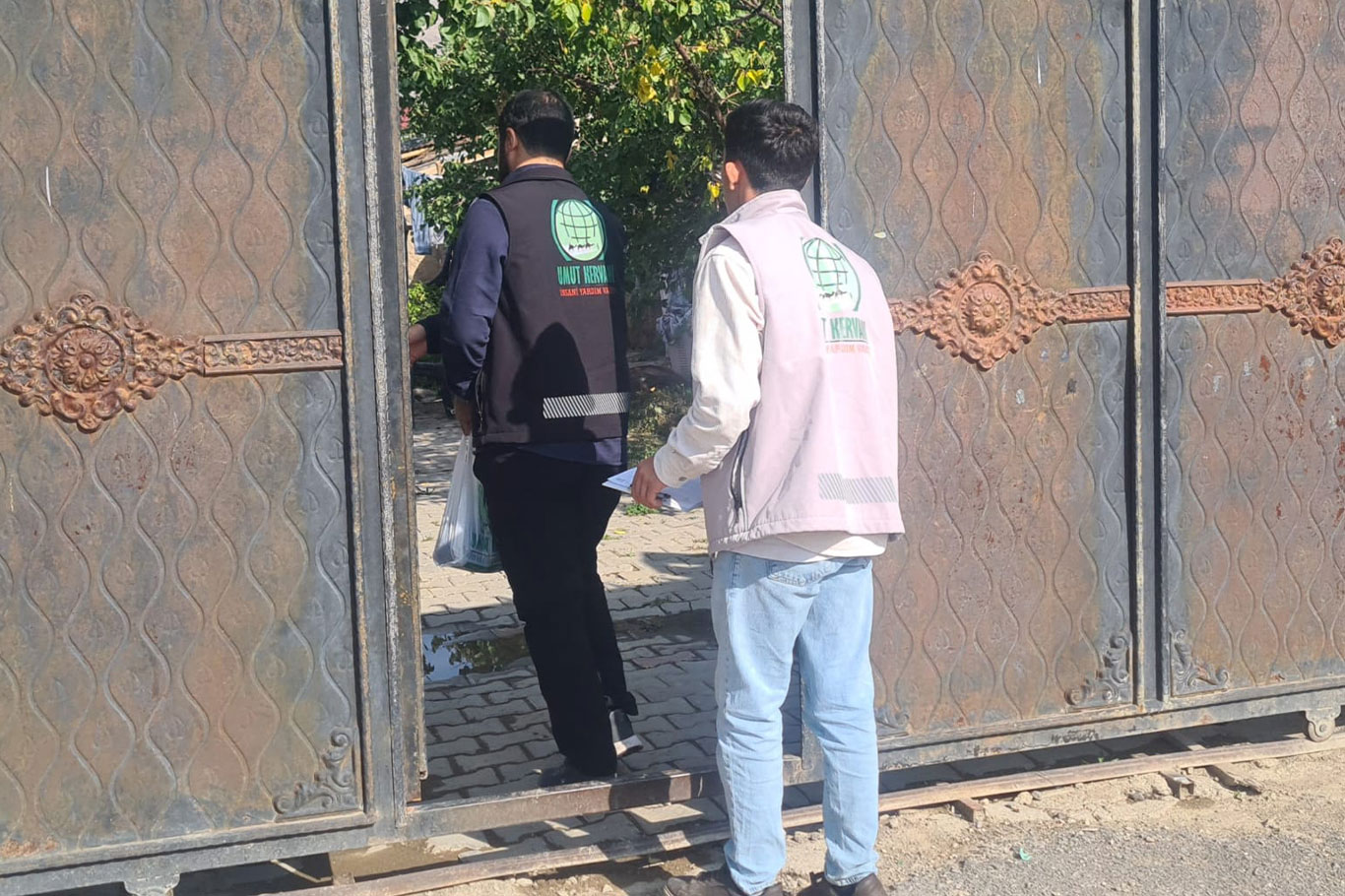 Umut Kervanı’ndan Muradiye’de kırmızı et yardımı!