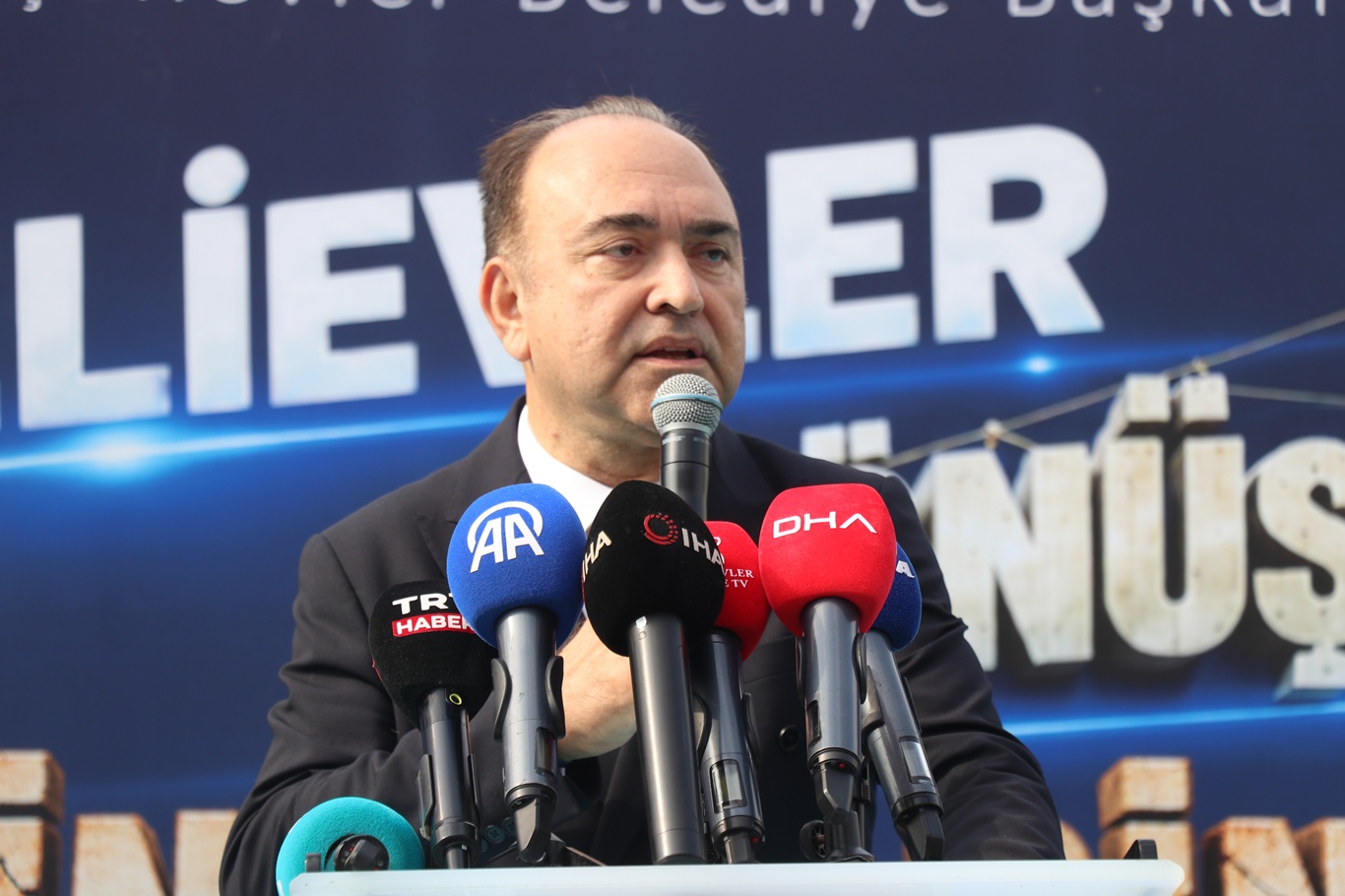 Bahçelievler'de 6 bininci bina törenle yıkıldı