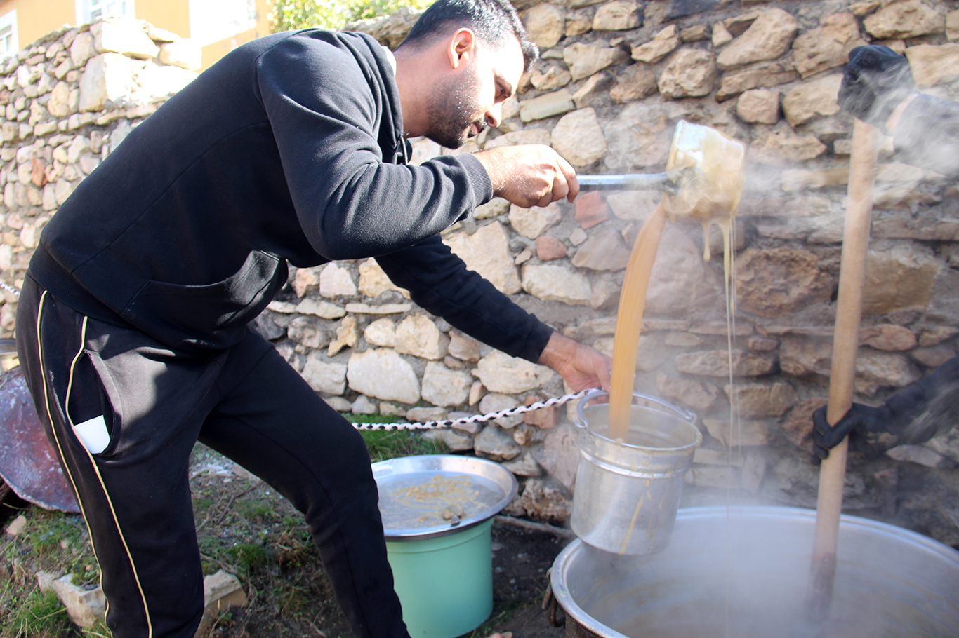 Yaklaşık 3000 yıllık geleneği sürdürüyorlar: pestil, sucuk, kesme, pekmez...