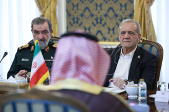 وفد من تركيا والسعودية وباكستان يلتقي الرئيس الإيراني مسعود بزشكيان