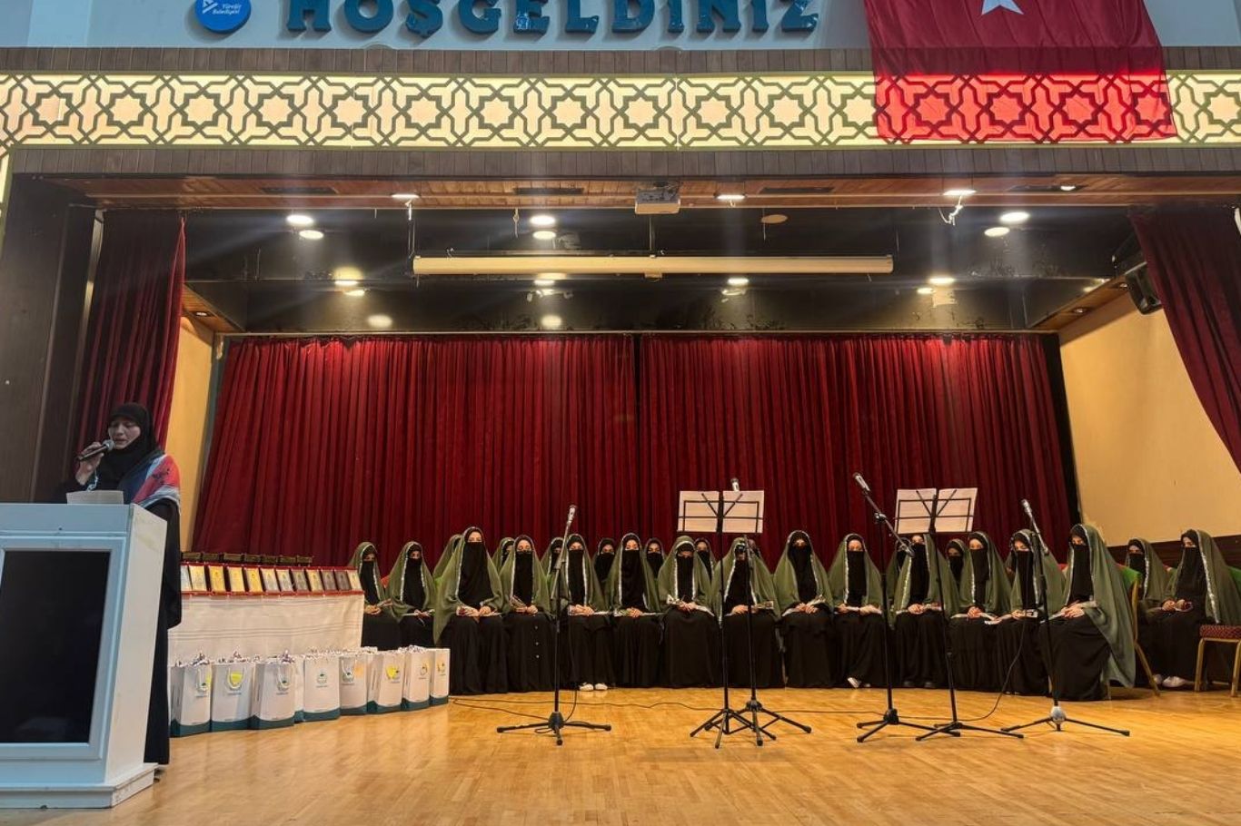 Adana’da İTTİHADUL ULEMA bünyesinde yaklaşık 4 yıl İslami ilimler eğitimi alan 34 kız öğrenci, düzenlenen törenle icazet aldı.