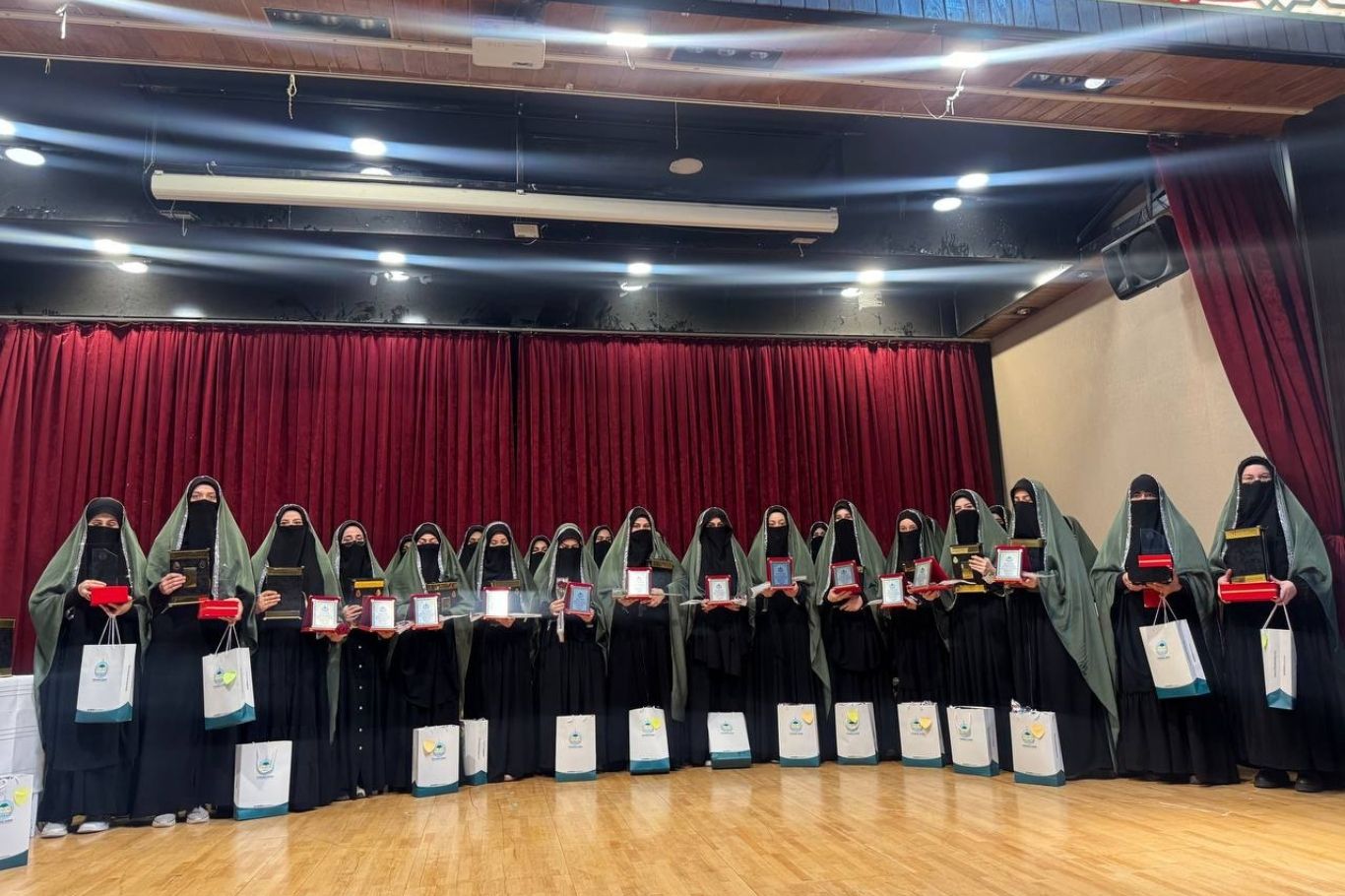 Adana’da İTTİHADUL ULEMA bünyesinde yaklaşık 4 yıl İslami ilimler eğitimi alan 34 kız öğrenci, düzenlenen törenle icazet aldı.