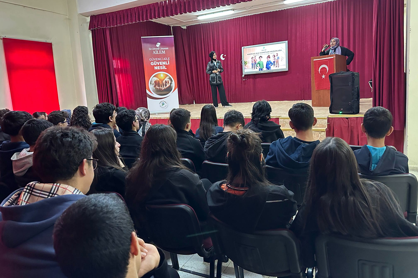 Yeşilyurt'ta lise öğrencilerine yönelik aile ve iletişim eğitimleri sürüyor