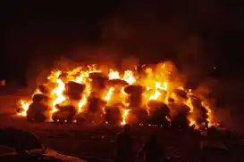 Lightning strike destroys 500 tons of straw in central Türkiye