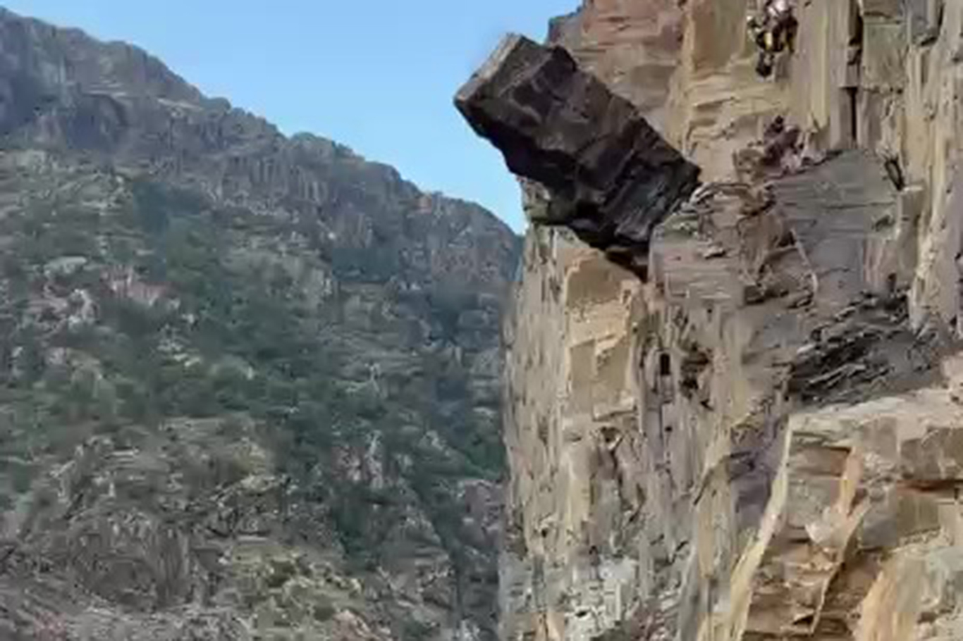 ŞIRNAK'TA PROFESYONEL DAĞCILAR RİSKLİ BLOK KAYALARI TEMİZLİYOR