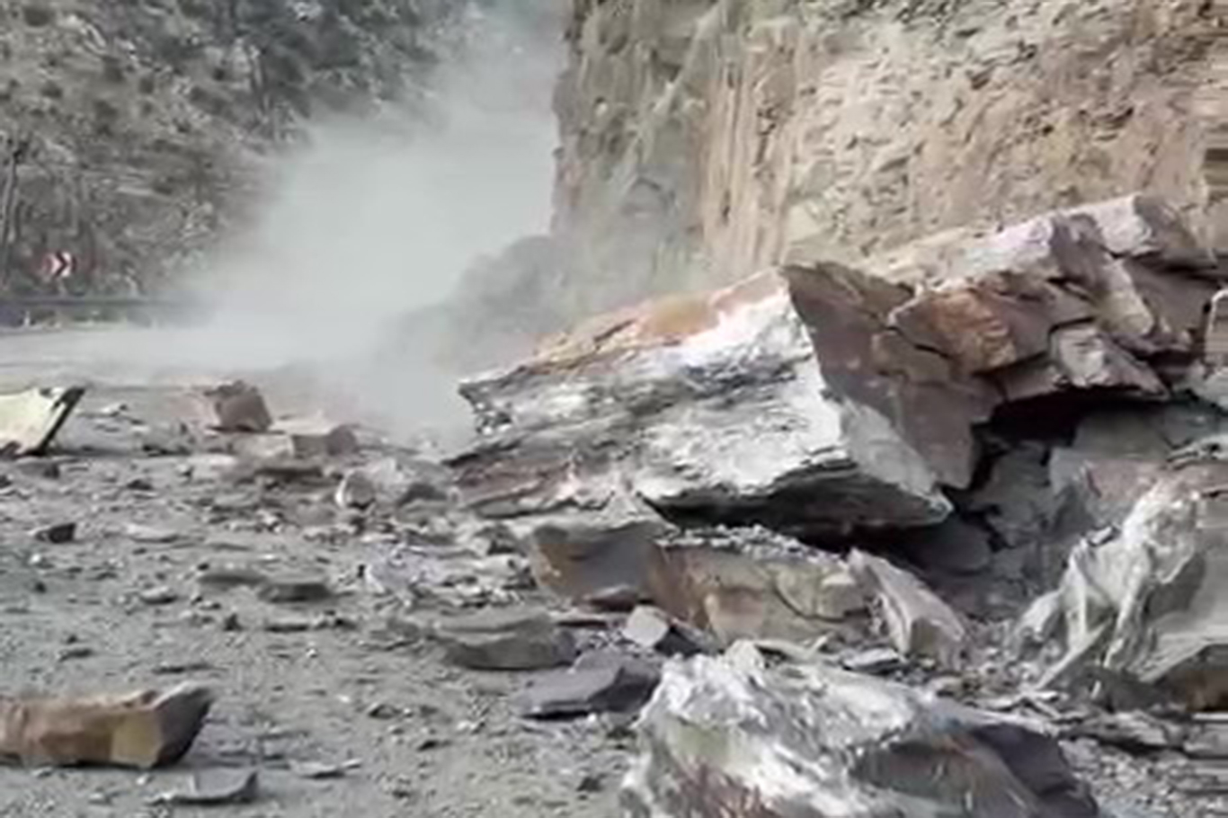 ŞIRNAK'TA PROFESYONEL DAĞCILAR RİSKLİ BLOK KAYALARI TEMİZLİYOR