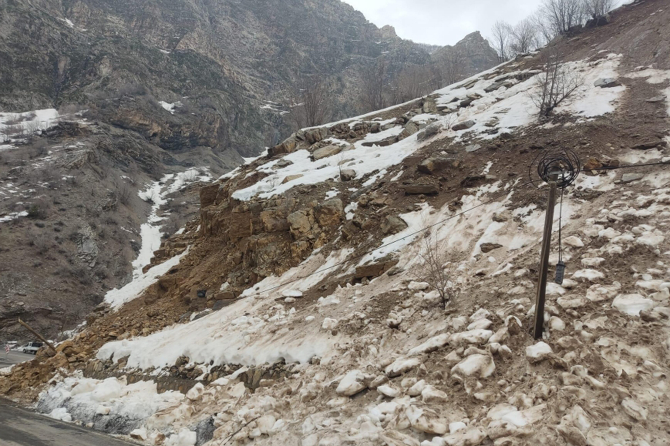 ŞIRNAK'TA PROFESYONEL DAĞCILAR RİSKLİ BLOK KAYALARI TEMİZLİYOR