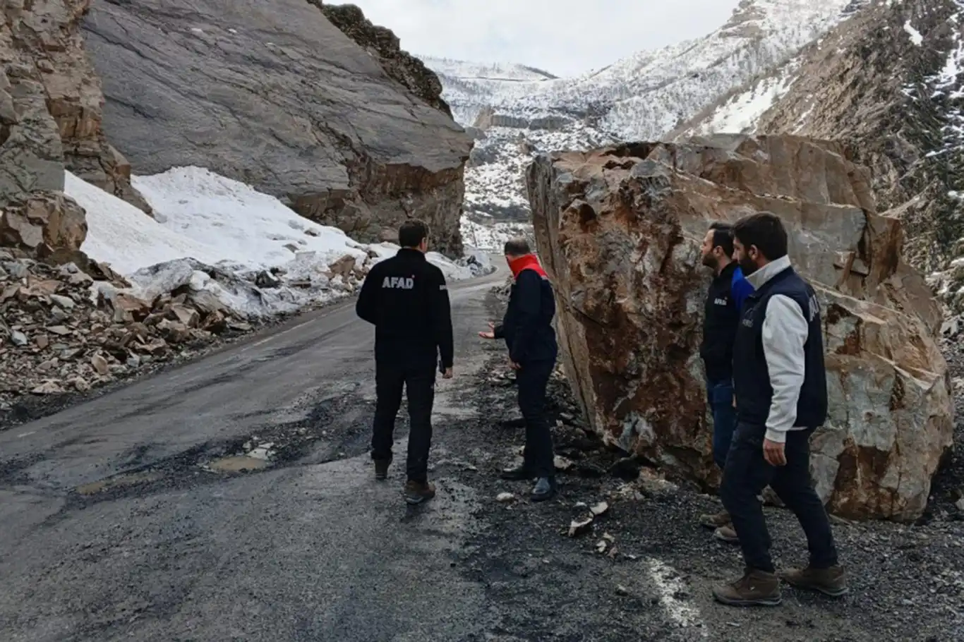 Şırnak'ta profesyonel dağcılar riskli blok kayaları temizliyor