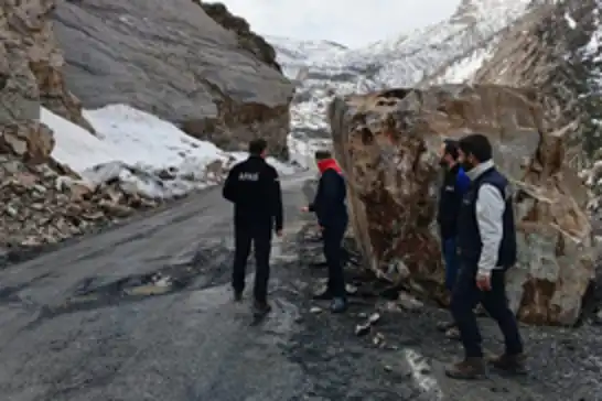 Şırnak'ta profesyonel dağcılar riskli blok kayaları temizliyor