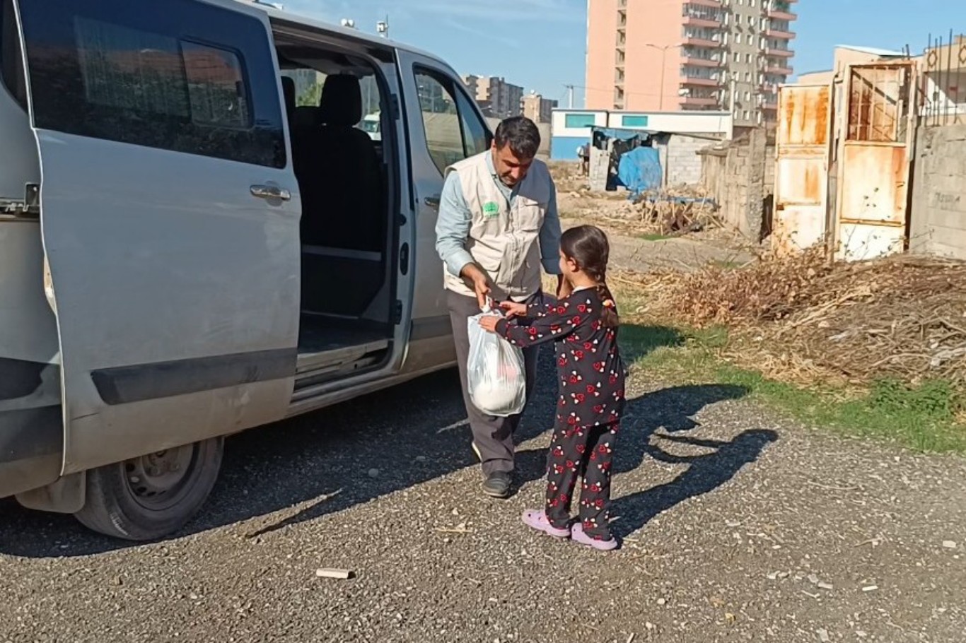 Umut Kervanı'ndan Kızıltepe’de onlarca aileye gıda yardımı