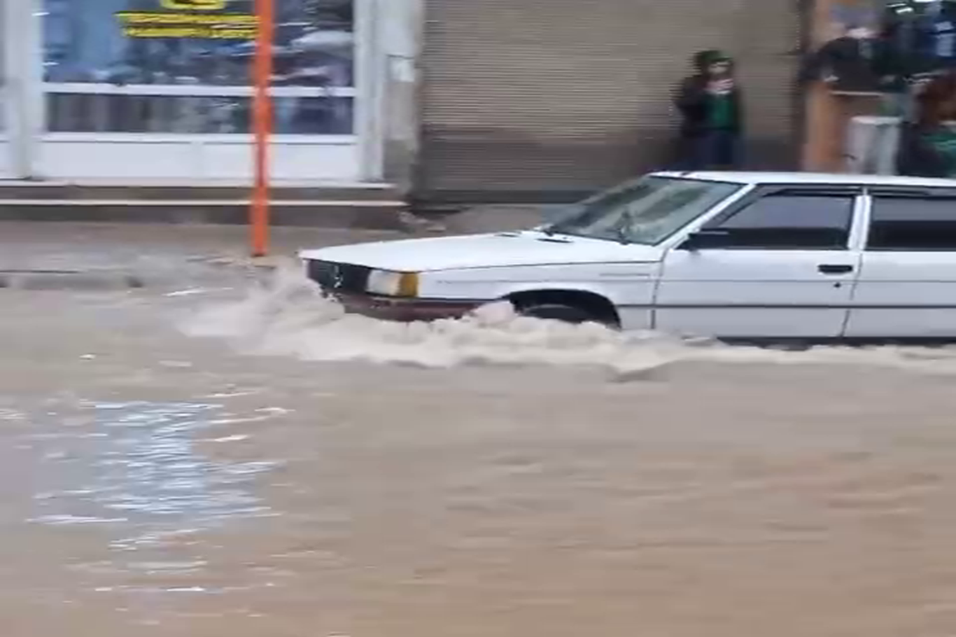 Gaziantep’te sağanak yağış günlük yaşamı zorlaştırdı