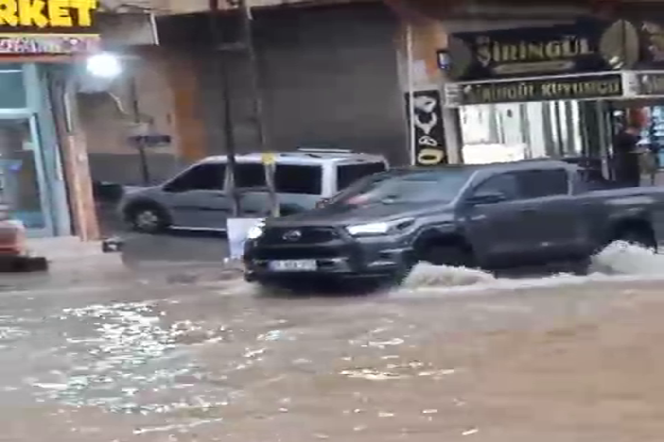 Gaziantep’te sağanak yağış günlük yaşamı zorlaştırdı